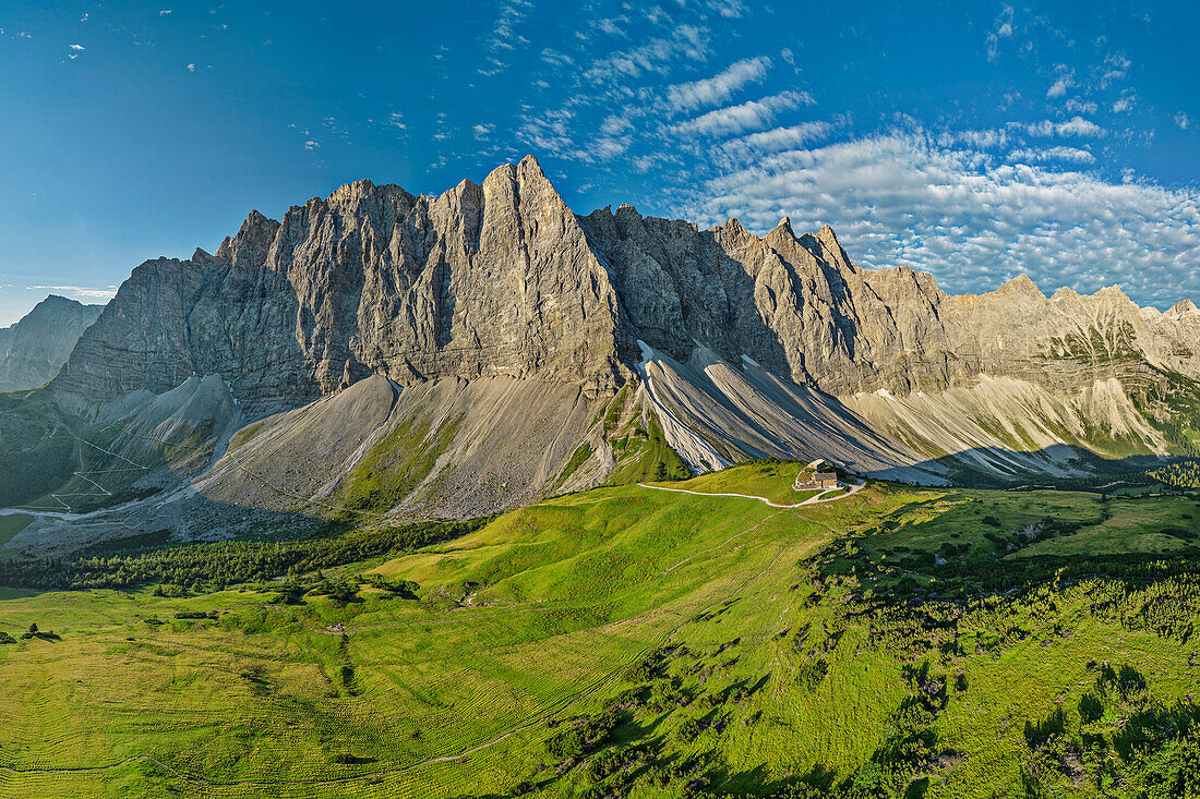 Panorama vom Hohljoch über Laliderer Wände mit Herzogkante und Falkenhütte bis zum Hochalmsattel, vom Mahnkopf, Karwendel, Tirol, Österreich 