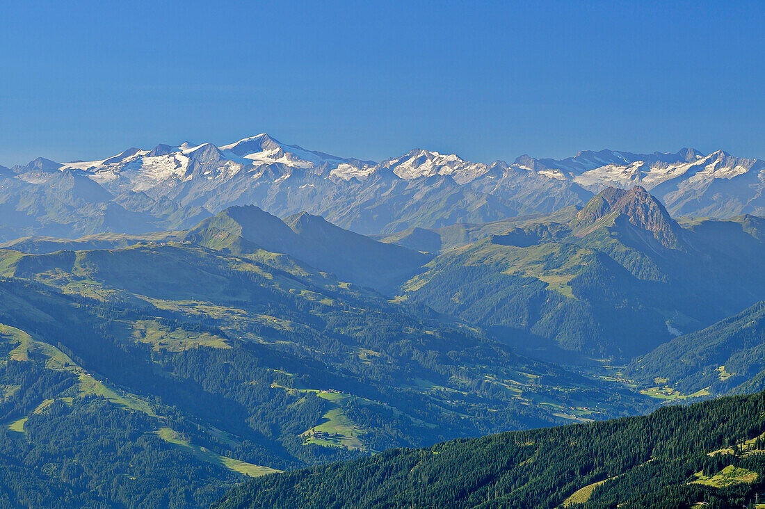 View from the Kaiser Mountains to the Kitzbühel Alps with Rettenstein and Hohe Tauern with Großvenediger, from Kleiner Törl, Kaiser Mountains, Tyrol, Austria