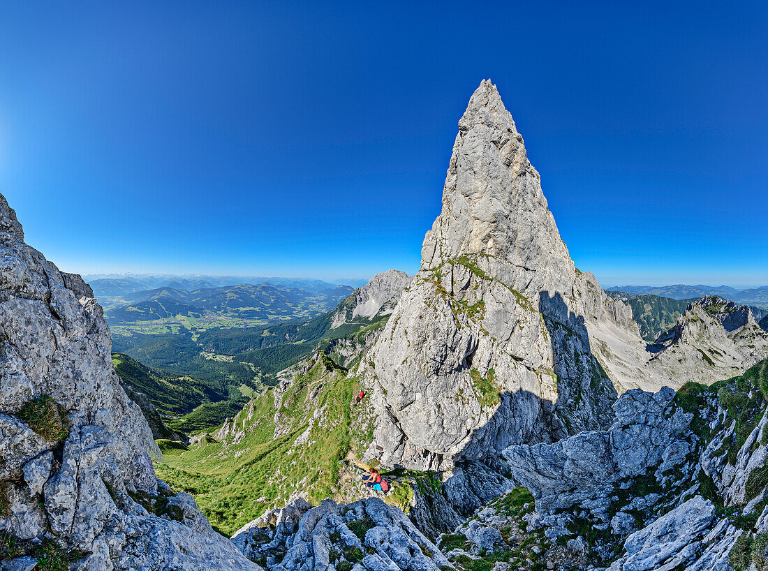 Panorama mit zwei Personen beim Wandern im Kleinen Törl vor Törltürmen, vom Kleinen Törl, Kaisergebirge, Tirol, Österreich