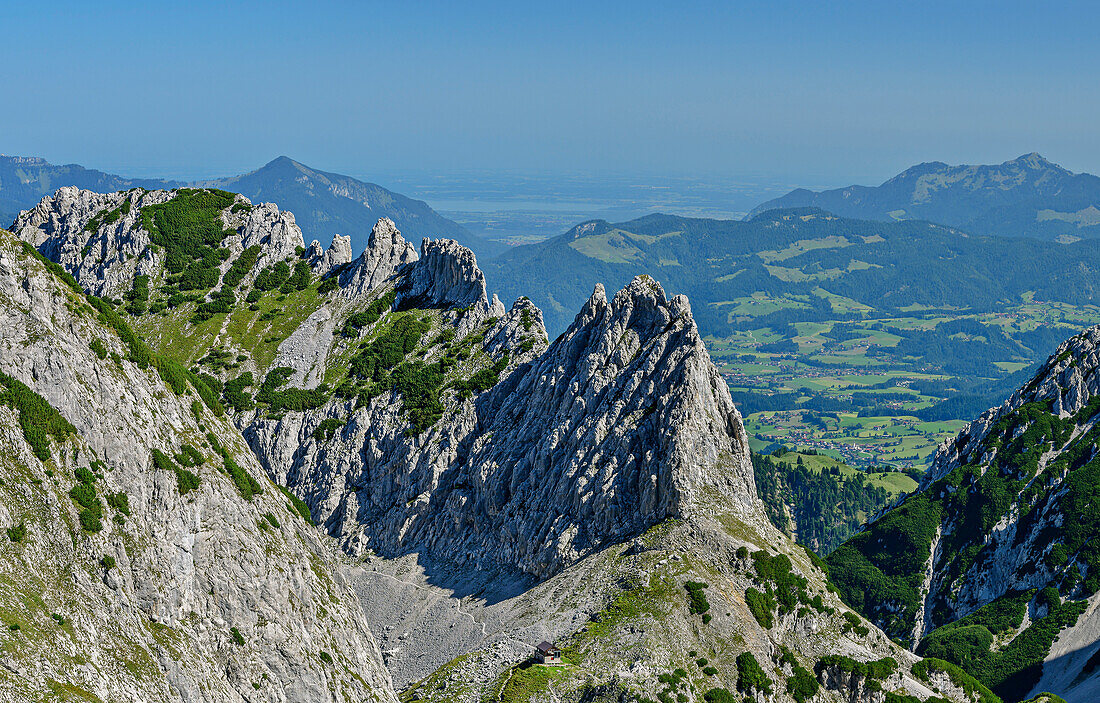 Blick aus dem Kleinen Törl auf Fritz-Pflaum-Hütte und Mitterkaiser, vom Kleinen Törl, Kaisergebirge, Tirol, Österreich