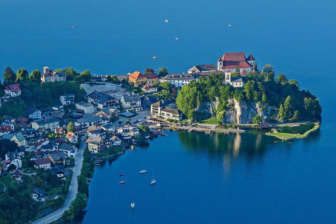 Deep view of Traunsee and Traunkirchen with Johannesberg Chapel, from Kleiner Sonnstein, Salzkammergut Mountains, Salzkammergut, Upper Austria, Austria