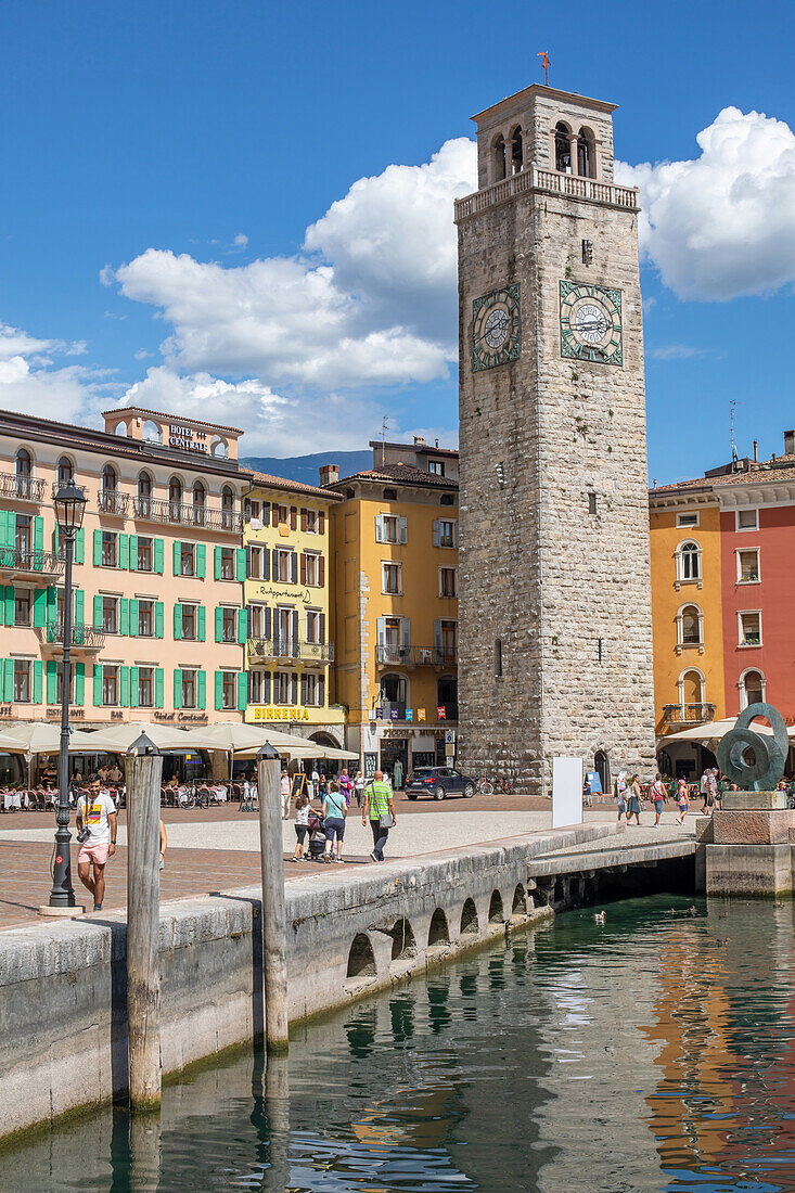 Piazza III Novembre mit dem Torre Apponale, Riva del Garda, Gardasee, Italien