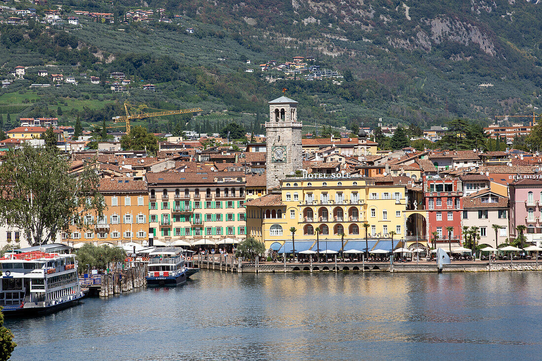 Blick von der Ponalestraße auf Riva del Garda, Gardasee, Italien