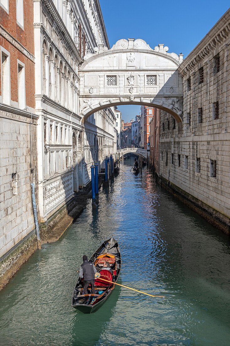 Eine Gondelfahrt unter der Seufzerbrücke, Venedig, Italien