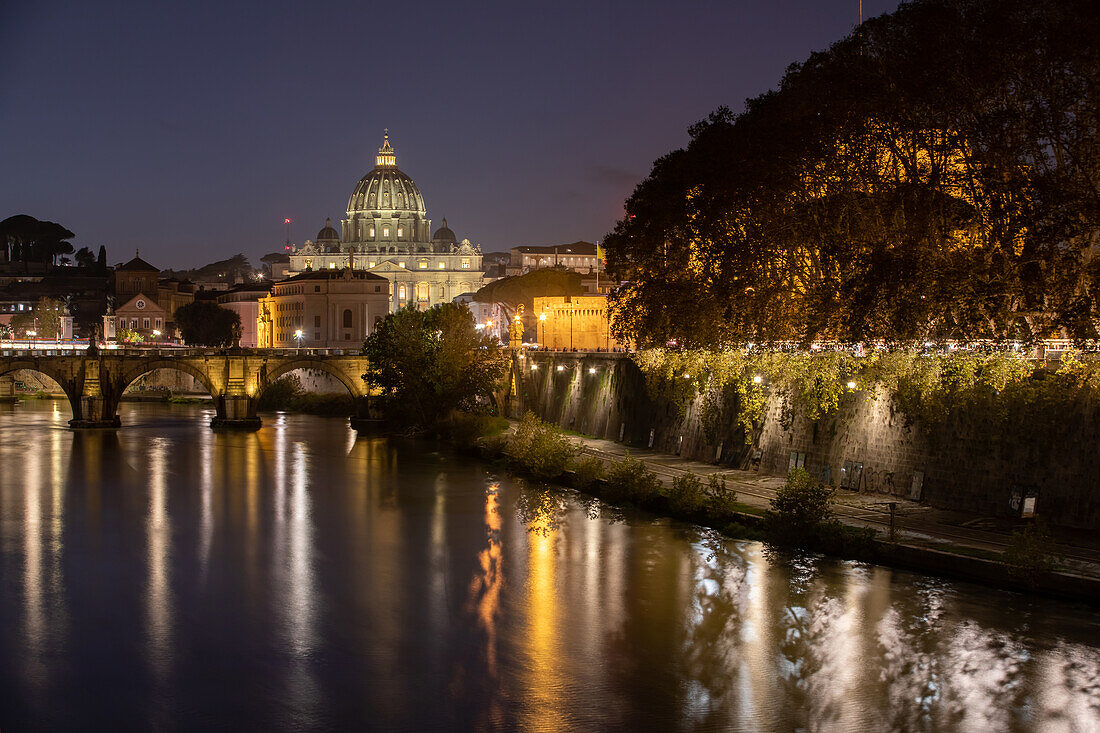  Nighttime view over the Tiber to St. Peter&#39;s Basilica, Rome, Italy 