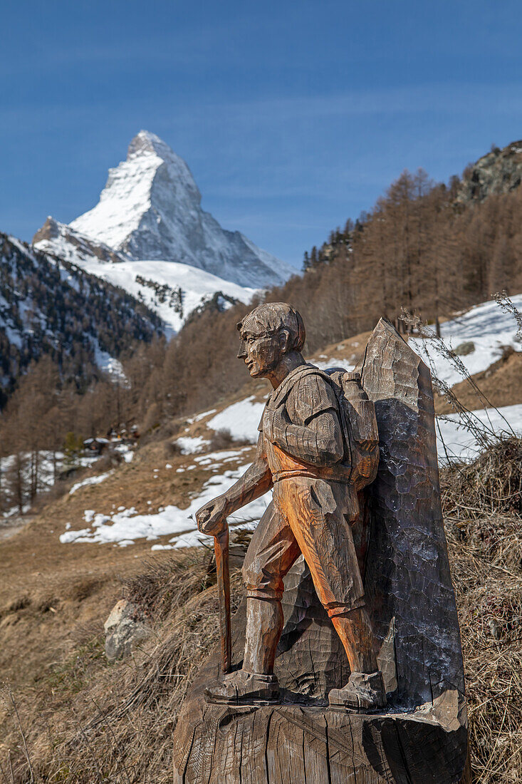 Geschnitzte Holzfigur am Edelweissweg bei Zermatt, im Hintergrund das Matterhorn, Wallis, Schweiz