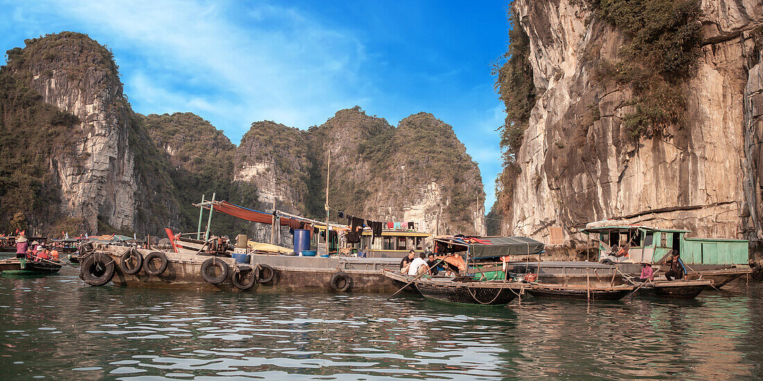 Fischerboote in der Halong-Bucht, Vietnam