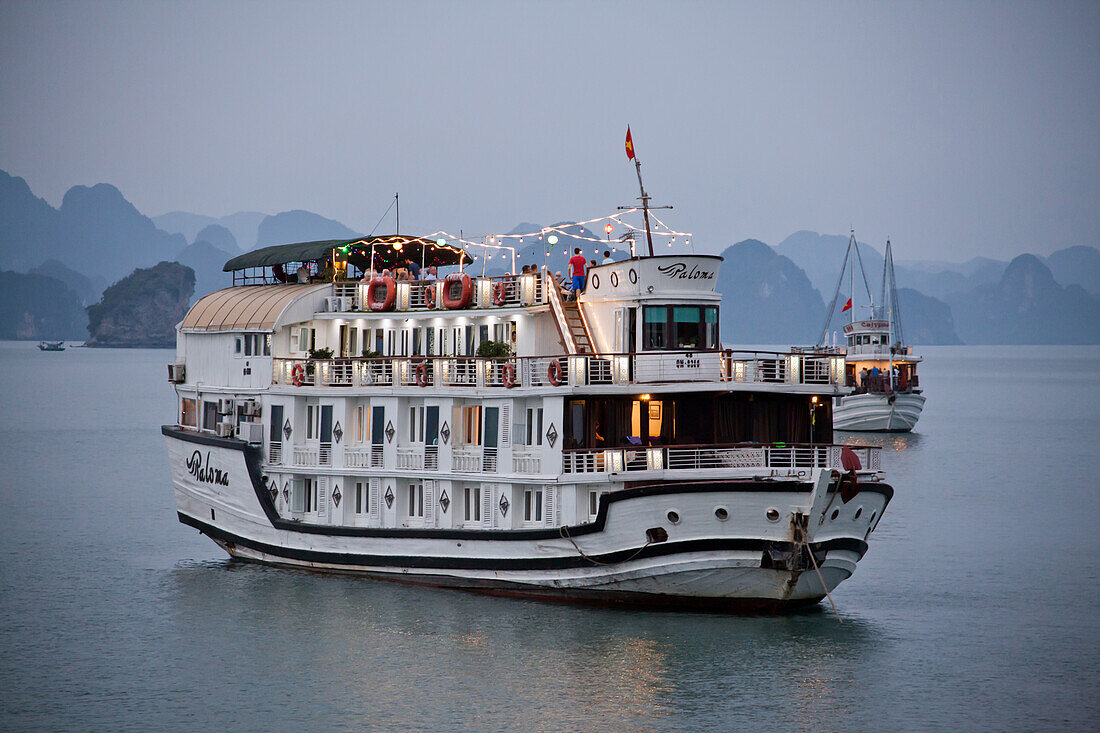 Dschunke in der Halong-Bucht, Vietnam