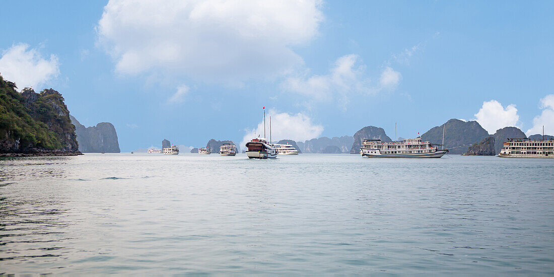 Touristenschiffe in der Halong-Bucht, Vietnam