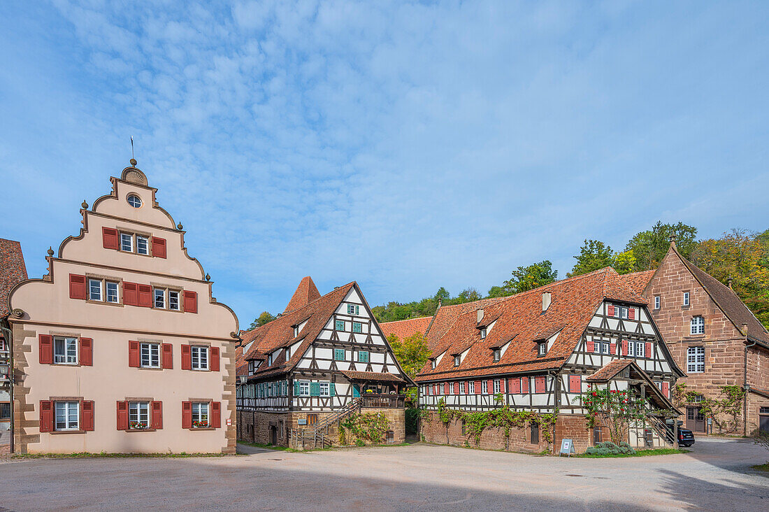 Zisterzienserabtei Kloster Maulbronn links und alte Fachwerkhäuser, Maulbronn, Schwarzwald, Baden-Württemberg, Deutschland