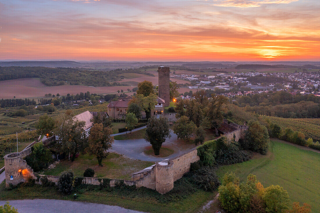 Luftansicht der Burg Ravensburg bei Sulzfeld im Sonnenuntergang, Kraichgau, Baden-Württemberg, Deutschland