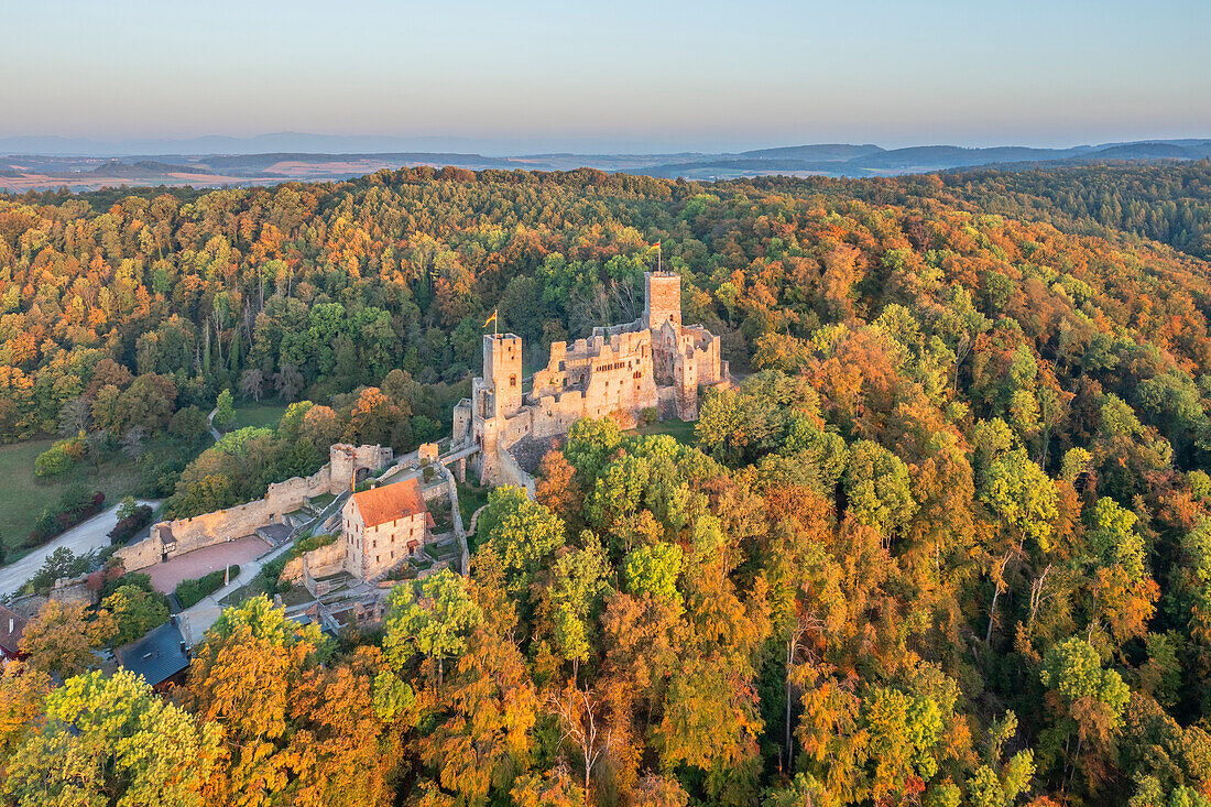 Luftaufnahme der Burg Rötteln in Haagen bei Sonnenaufgang, Lörrach, Markgräflerland, Baden-Württemberg, Deutschland