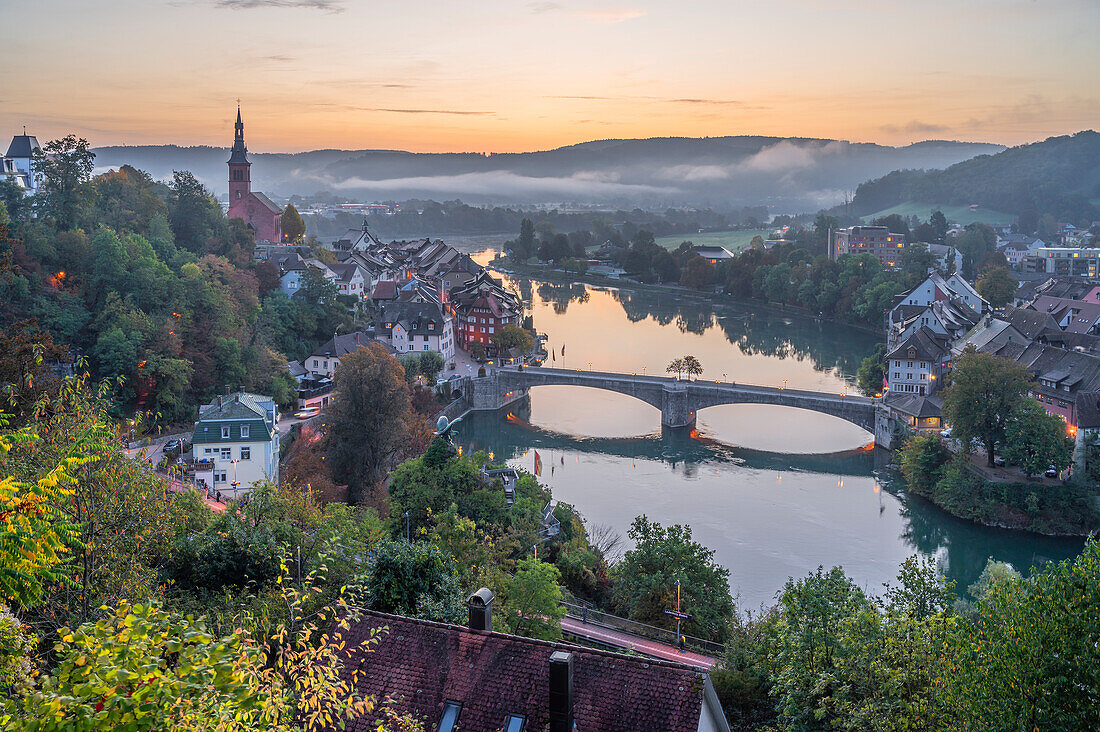 Blick auf Laufenbrücke bei Sonnenaufgang, Laufenburg (Baden), Hochrhein, Rhein, Schwarzwald, Baden-Württemberg, Deutschland