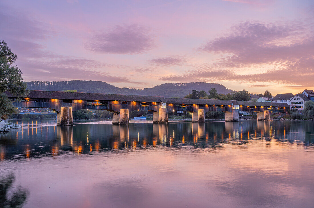 Überdachte Holzbrücke bei Sonnenuntergang, Hotzenwald, Bad Säckingen, Hochrhein, Rhein, Schwarzwald, Baden-Württemberg, Deutschland