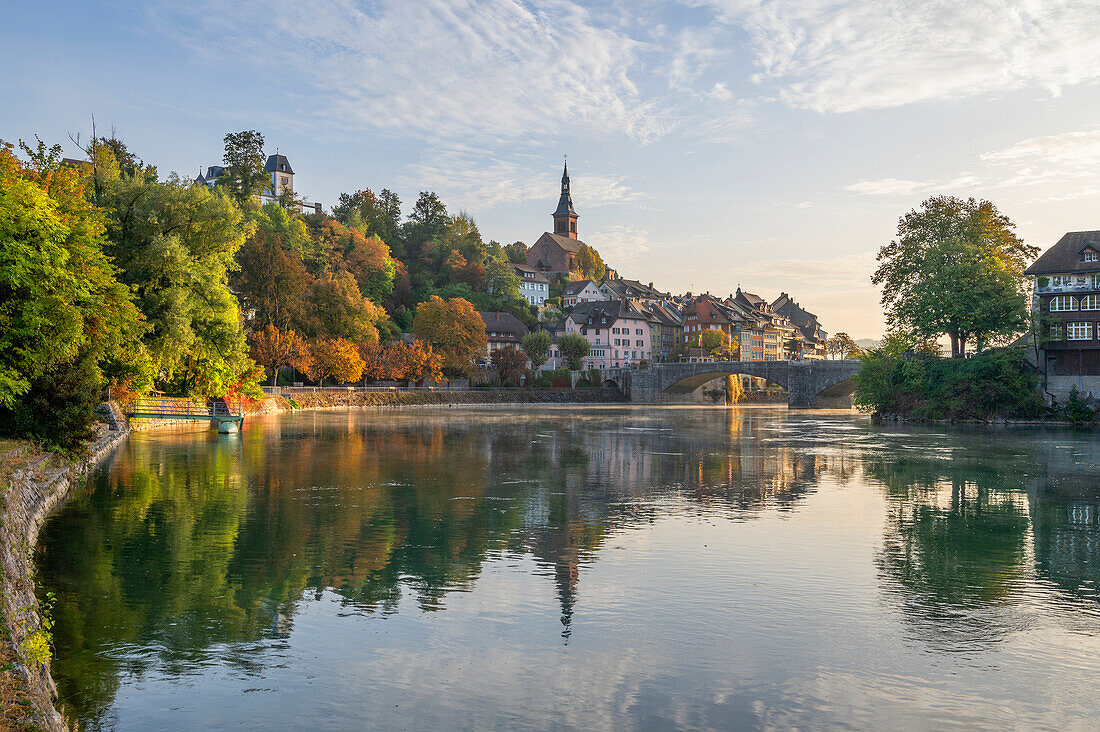 Blick zur Laufenbrücke über den Rhein mit der Altstadt von Laufenburg (Baden), Hochrhein, Rhein, Schwarzwald, Baden-Württemberg, Deutschland