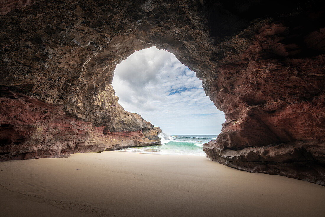 Einsame Höhle mit Meerblik am Strand von Fuerteventura, Spanien