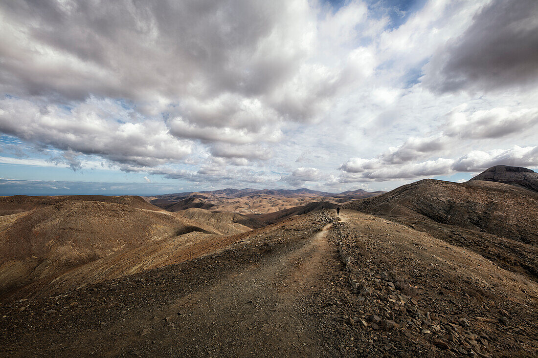 Berge und einsamer Wanderer, Endlose Weite, Fuerteventura, Spanien