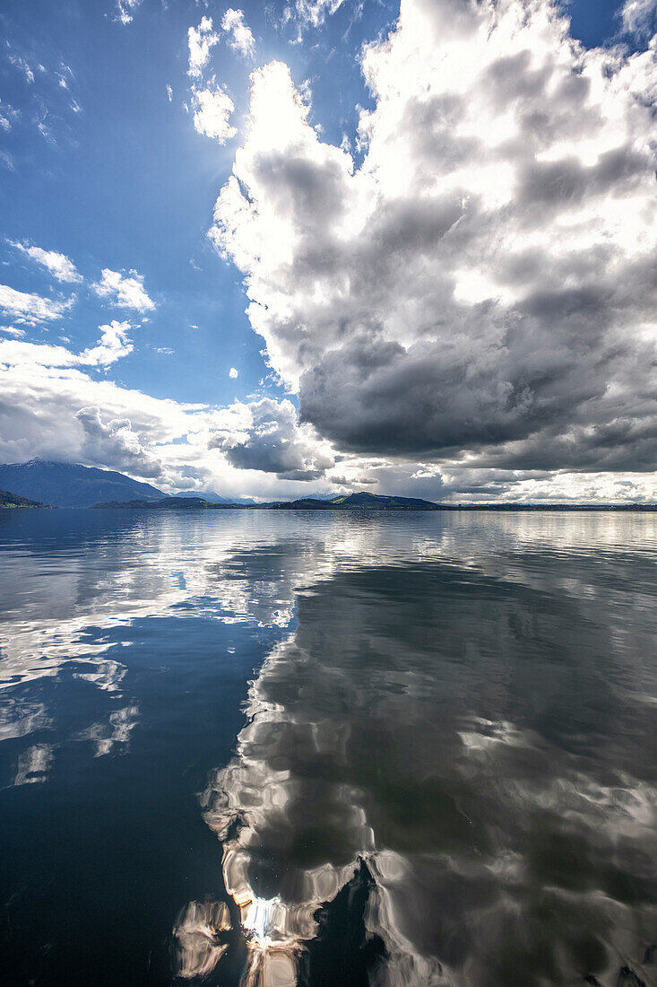 Spiegelung mit Wolken im Zugersee, Kanton Zug, Schweiz
