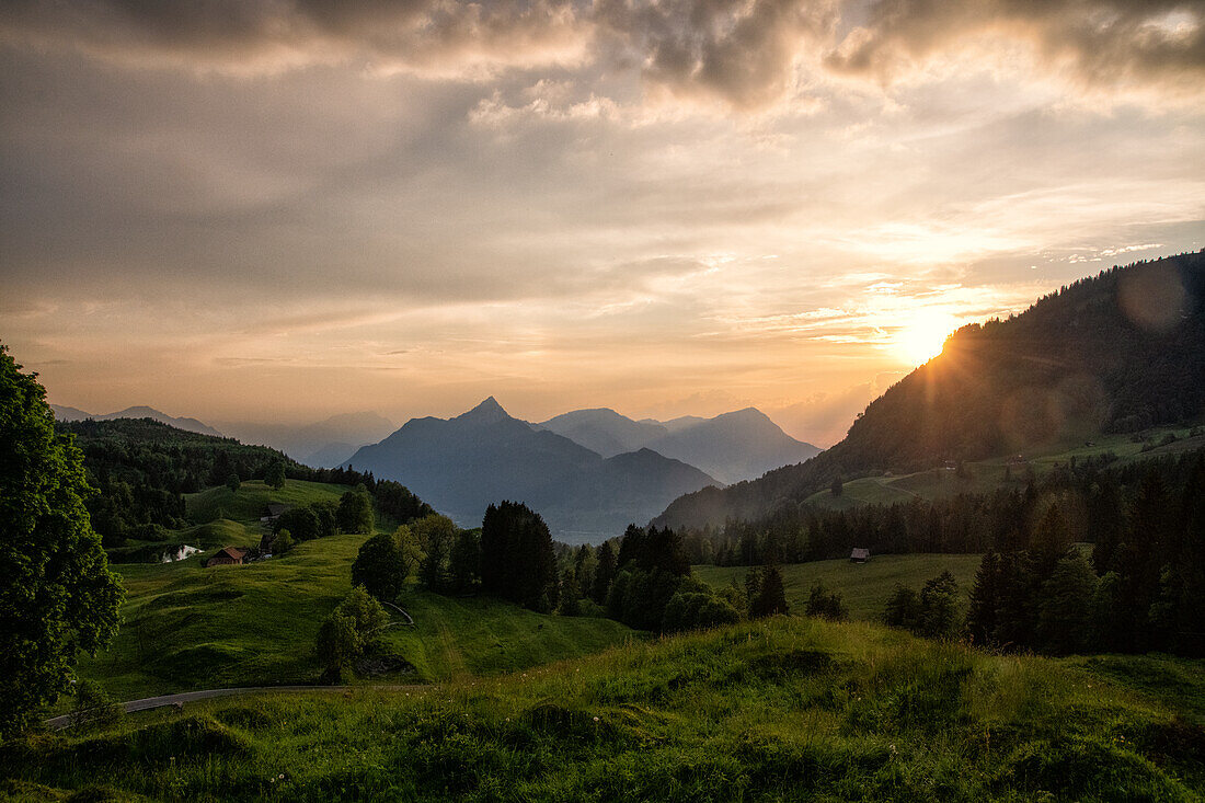 Aussicht vom Pass Ibergeregg auf Berge und Vierwaldstättersee am Abend, Kanton Schwyz, Schweiz