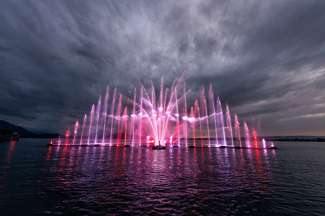 Licht und Wassershow im Zugersee am Abend, Kanton Zug, Schweiz