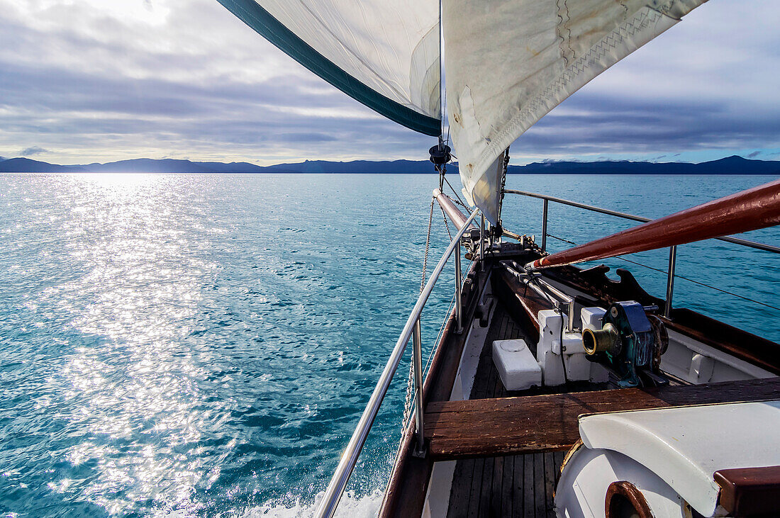 Segelschiff im Gebiet der Whitsunday Islands,  Nähe Great Barrier Reef, Ostküste, Queensland, Australien