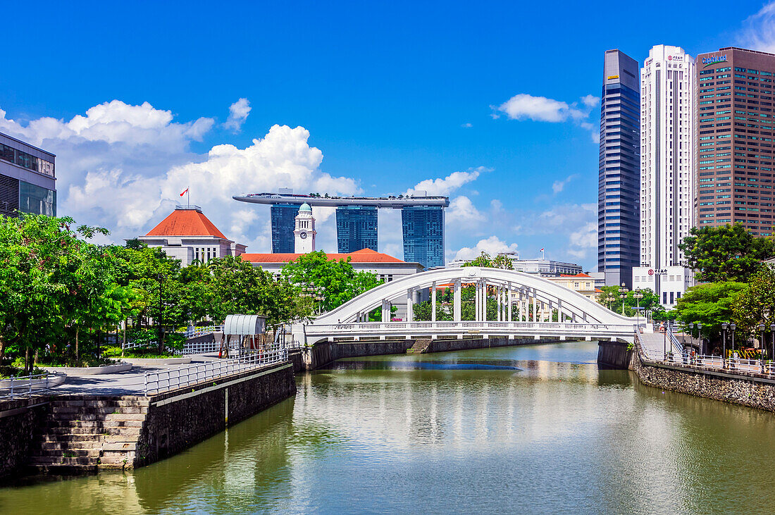 Bootsfahrt am Fluss und Stadtansichten mit Blick auf Marina Bay Sands Hotel, Singapur, Hauptinsel Pulau Ujong, Asien