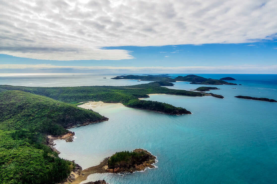 Luftaufnahme auf Hamilton Island und kleine Atolle der Whitsunday Islands, Nähe Great Barrier Reef, Ostküste, Queensland, Australien