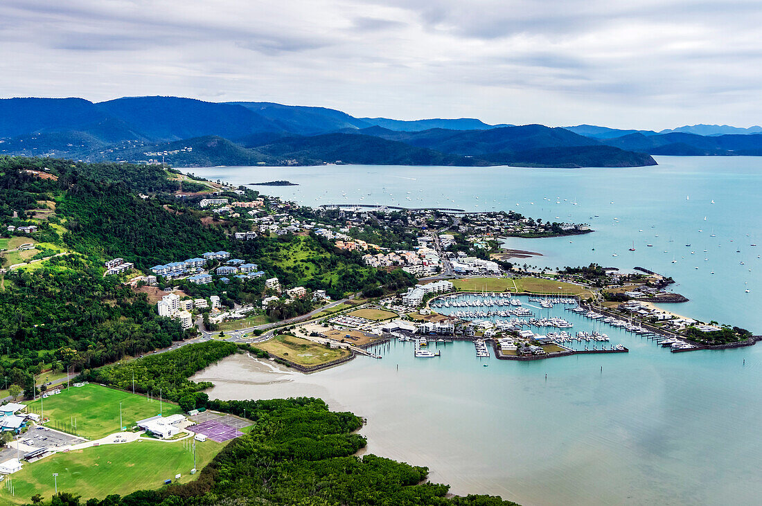 Luftaufnahme auf Airlie Beach, Pioneer Bay, am Great Barrier Reef, Abfahrt zu den Whitsunday Islands, Ostküste, Queensland, Australien