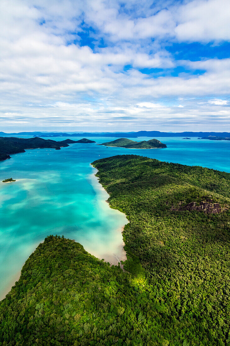 Luftaufnahme auf Hamilton Island und kleine Atolle der Whitsunday Islands, Nähe Great Barrier Reef, Ostküste, Queensland, Australien