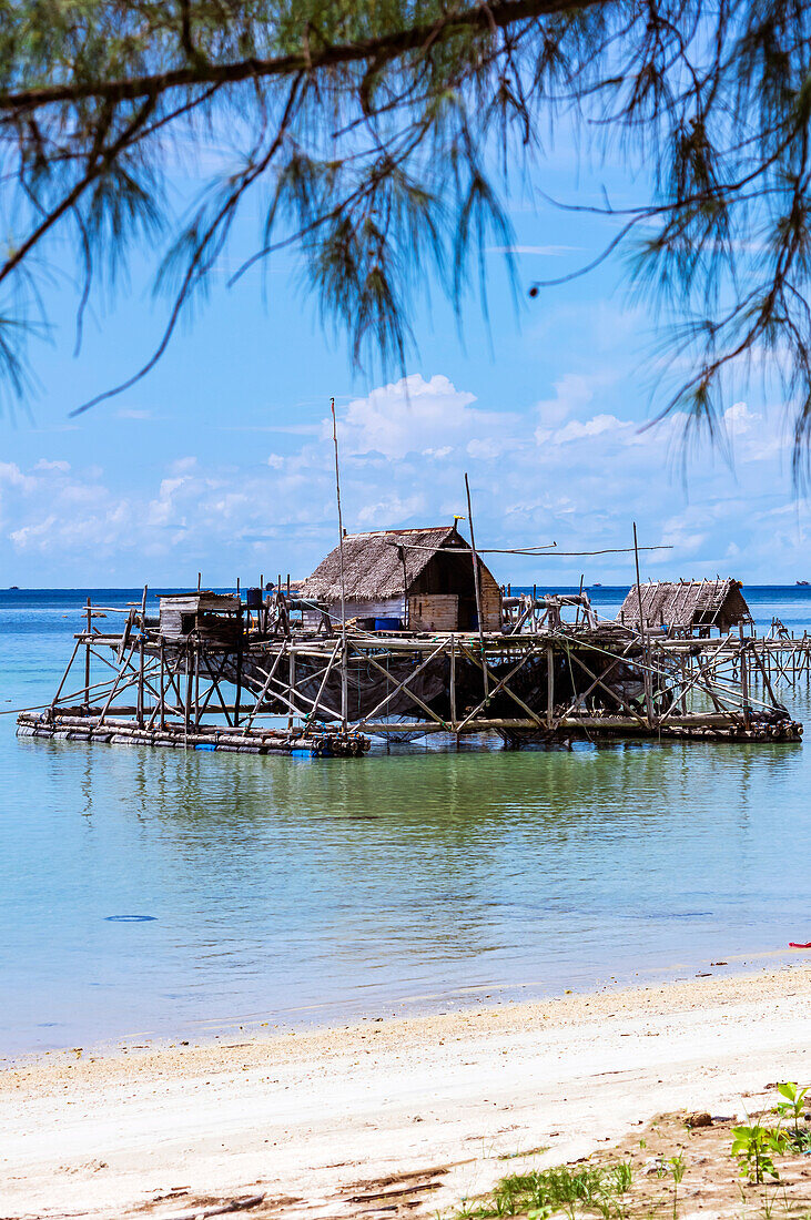 Fischerhütte als schwimmende Insel vor dem Strand, auf einer Insel in der Nähe von Bintan, Riau-Archipel, Indonesien, Südostasien
