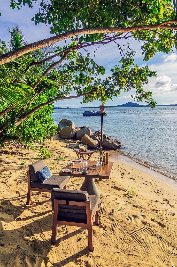 Cafetisch am einsamen Strand auf einer Insel in der Nähe von Bintan, Riau-Archipel, Indonesien, Südostasien