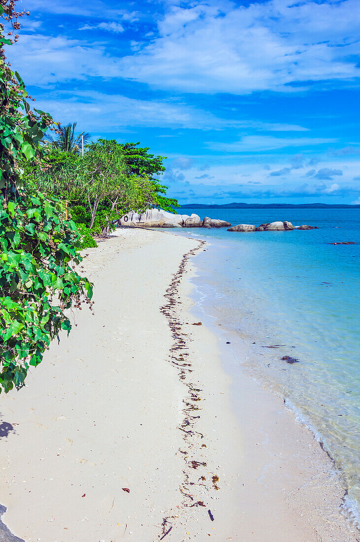 Einsamer Strand und weisser Sand auf einer Insel in der Nähe von Bintan, Riau-Archipel, Indonesien, Südostasien