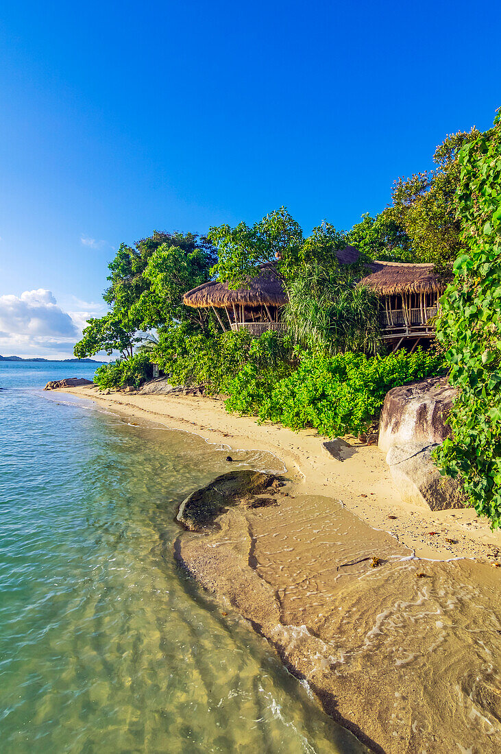 Bambushütten am Strand auf einer Insel in der Nähe von Bintan, Riau-Archipel, Indonesien, Südostasien