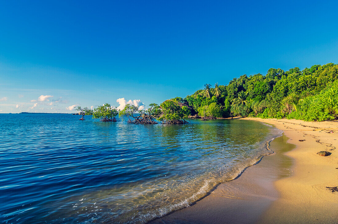 Einsamer Strand auf einer Insel in der Nähe von Bintan, Riau-Archipel, Indonesien, Südostasien