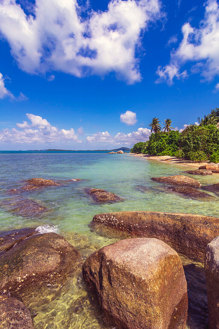 Paradiesischer Strand auf einer Insel in der Nähe von Bintan, Riau--Archipel, Indonesien, Südostasien