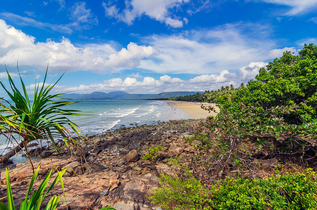 Blick auf den Four Mile Beach und Umgebung, Port Douglas, Korallenmeer, Queensland, Australien