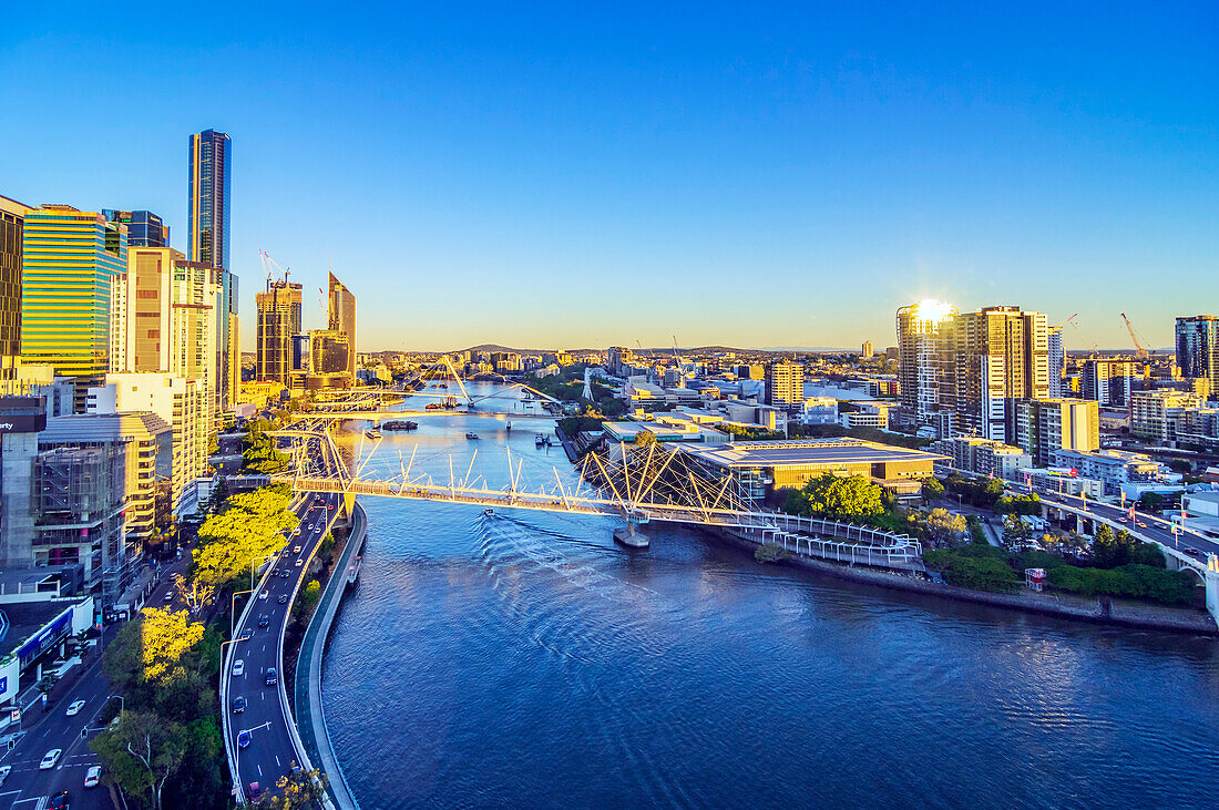 Blick  auf die Skyline am Brisbane River mit Kurilpa Bridge am Morgen, Brisbane, Hauptstadt von Queensland, Australien