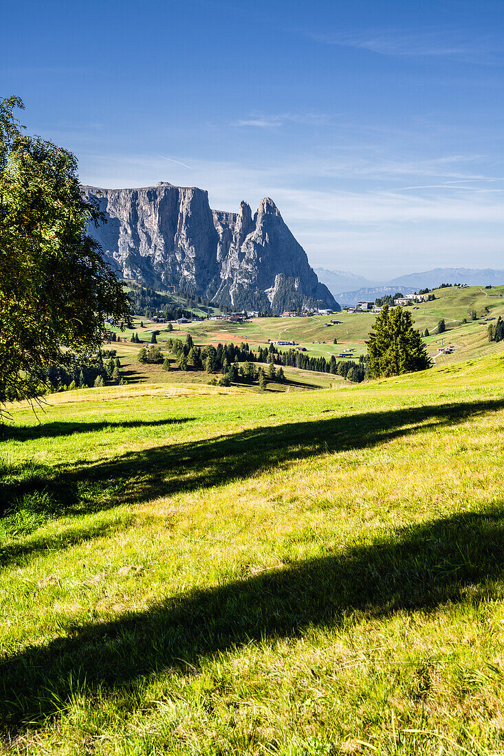 Sommerlicher Herbsttag auf der Seiser Alm, Dolomiten, Südtirol, Italien