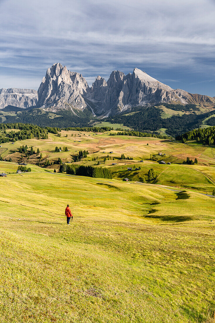 Wanderer, sommerlicher Herbsttag auf der Seiser Alm, Dolomiten, Südtirol, Italien