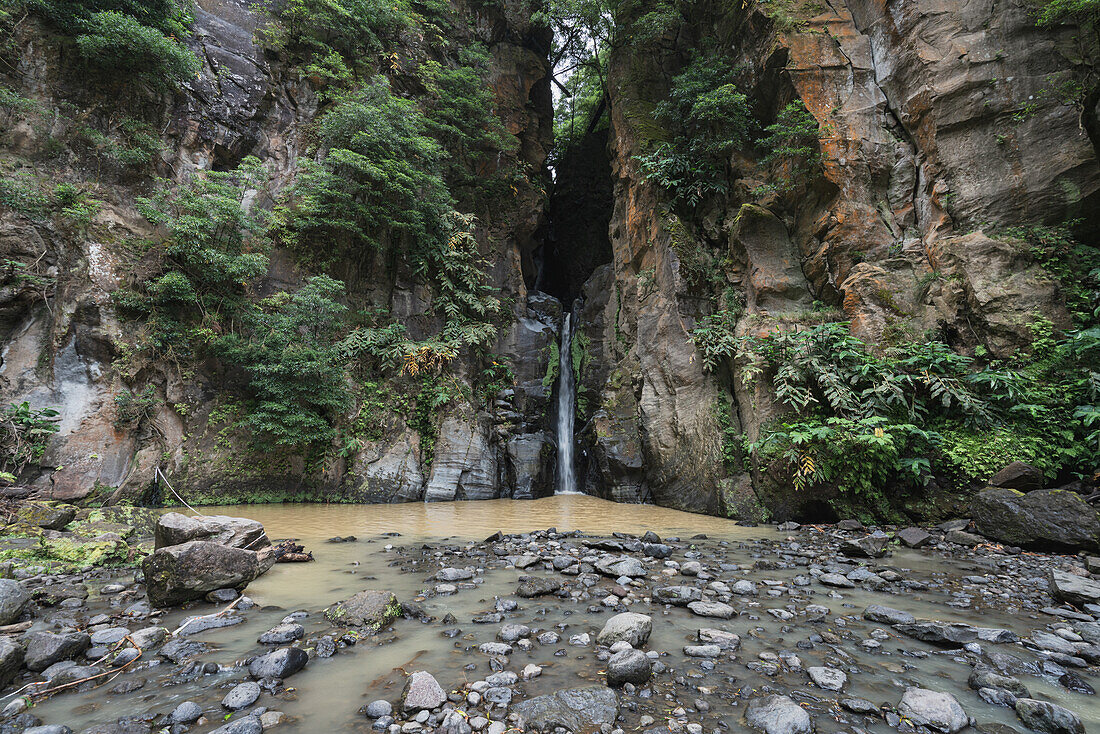 Der Wasserfall Salto do Cabrito auf der Insel Sao Miguel, Azoren