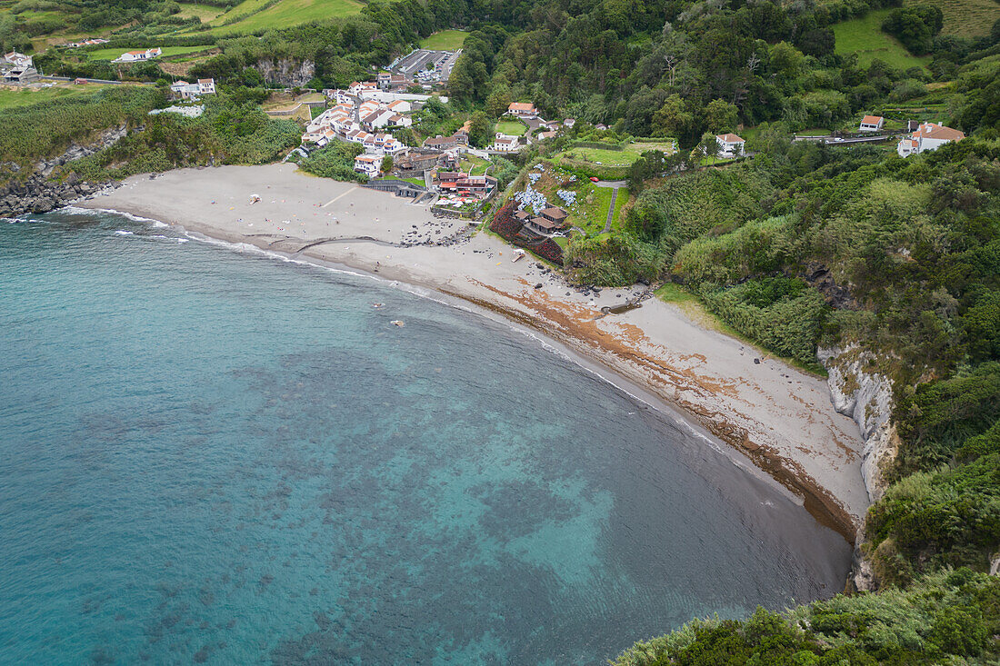 Luftaufnahme von Strand Praia do Moinhos auf der Insel Sao Miguel, Azoren