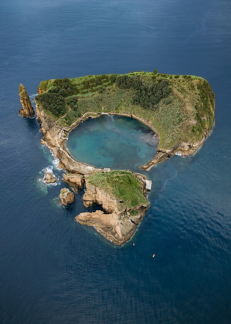  Aerial view of the small volcanic island of Ilhéu de Vila Franca do Campo on Sao Miguel island, Azores. 