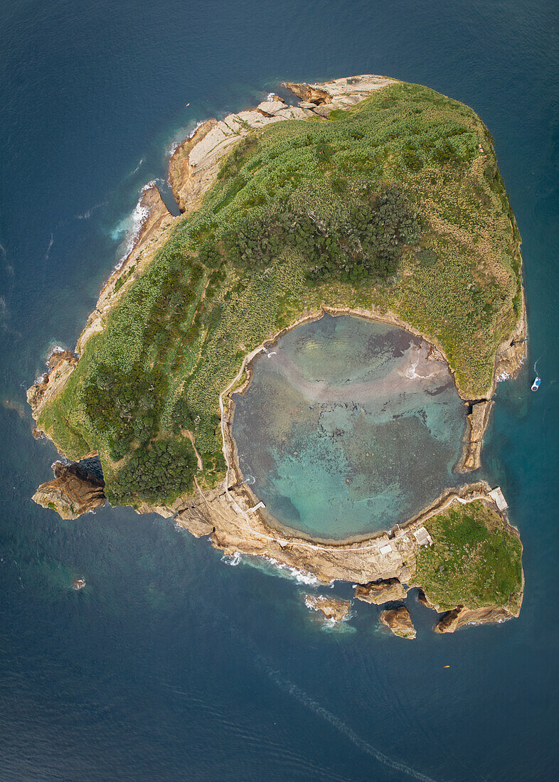  Aerial view of the small volcanic island of Ilhéu de Vila Franca do Campo on Sao Miguel island, Azores. 