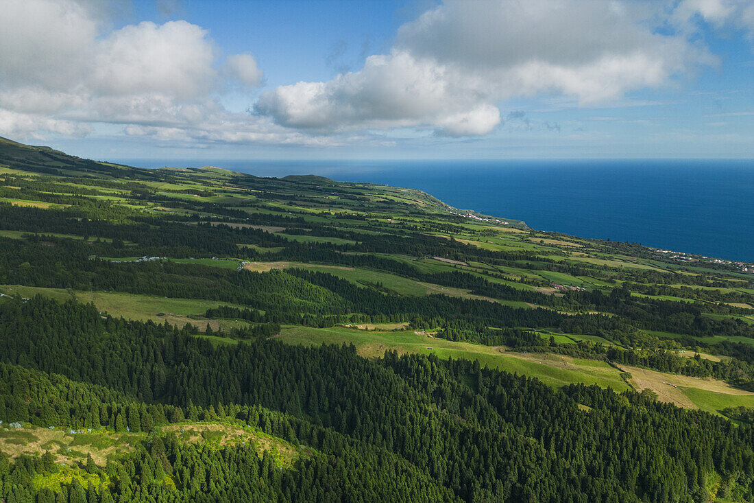 Luftaufnahme entlang der Küste der Azoreninsel Sao Miguel