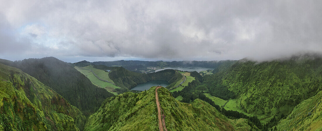  Panoramic bird&#39;s eye view of Miradouro da Boca do Inferno viewpoint in Sao Miguel island, Azores. 