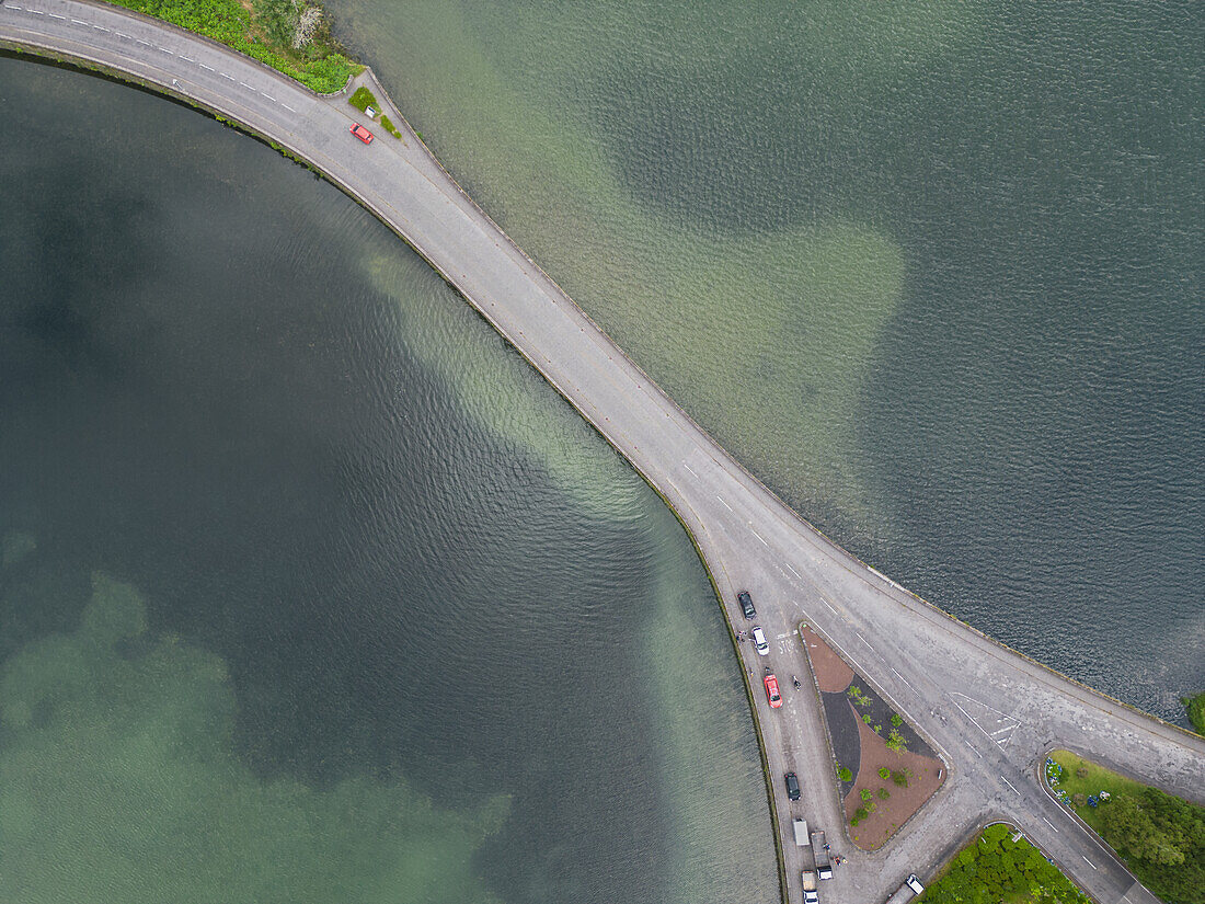 Luftaufnahme der Brücke zwischen dem Lagoa Azul und dem Lagoa Verde in Sete Cidades auf Sao Miguel, Azoren