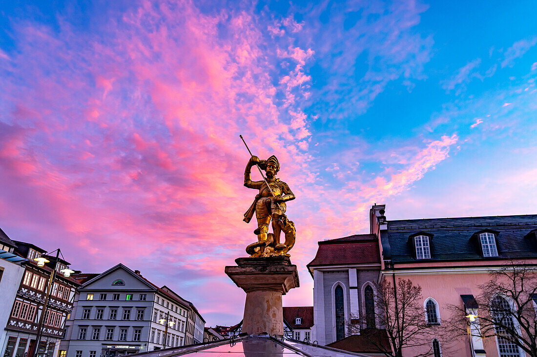 Der goldene Stadtheilige Sankt Georg auf dem Georgsbrunnen am Marktplatz Eisenach, Thüringen, Deutschland 