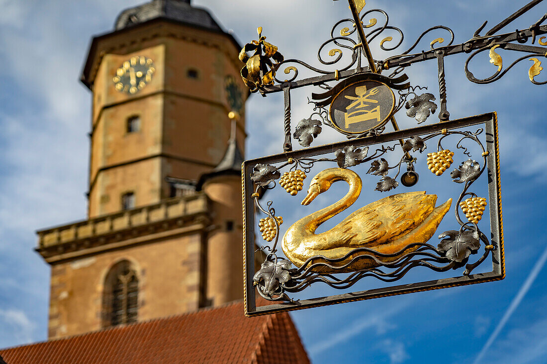 Goldenes Schild Hotel Zur Schwane un der Kirchturm von St. Bartholomäus in Volkach, Unterfranken, Bayern, Deutschland