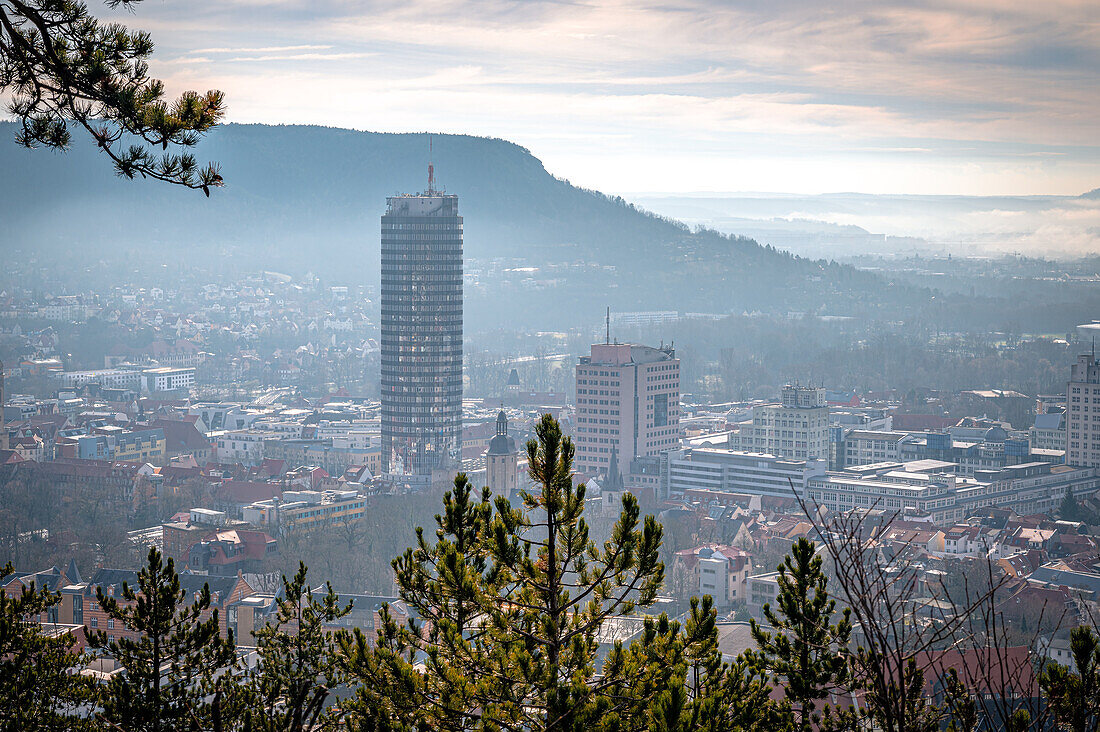 Blick auf die Stadt Jena mit dem Jentower (Uniturm), Kernberge im Hintergrund, bei tiefhängendem Nebel am Morgen, Jena, Thüringen, Deutschland