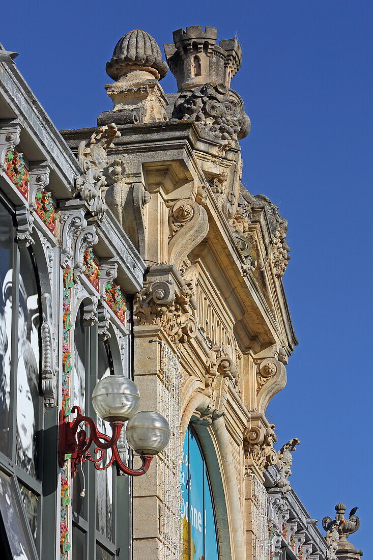 Historische Fassade der Markthalle 'Les Hallesde Narbonne', Narbonne, Département Aude, Okzitanien, Frankreich